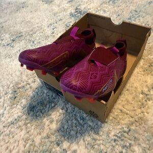Nike youth  Zoom Superfly 9 Academy soccer cleats (laceless)